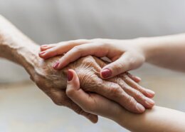 Ätherische Öle in der Begleitung alter Menschen